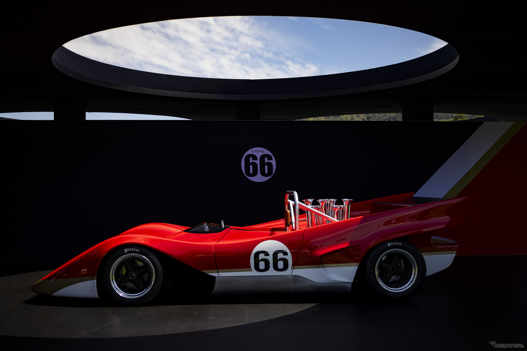 ロータス・タイプ66（ザ・クエイル・モータースポーツ・ギャザリング2023）。壇上、マイクを持つのはJ. バトン、その横はE. フィッティパルディ