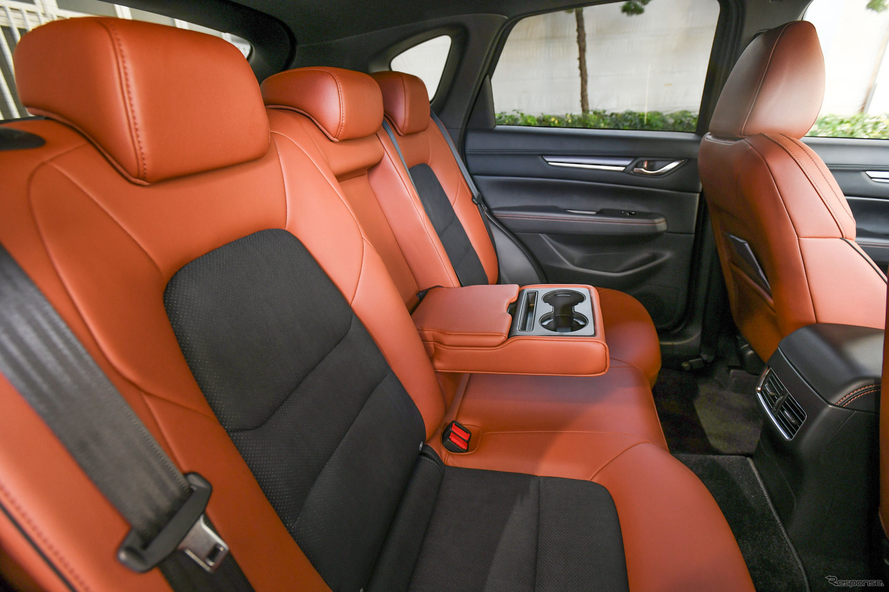 CX-5 メイン材のスエード調人工皮革にはパーフォレーションを施してスポーティさを強調 コンソールやドアのステッチとシートのテラコッタ色のコーディネートにもご注目