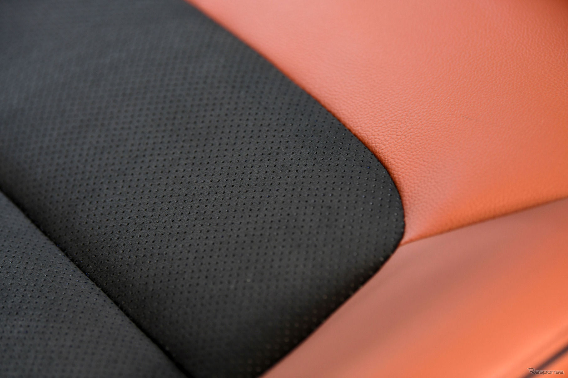 CX-5 メイン材のスエード調人工皮革にはパーフォレーションを施してスポーティさを強調
