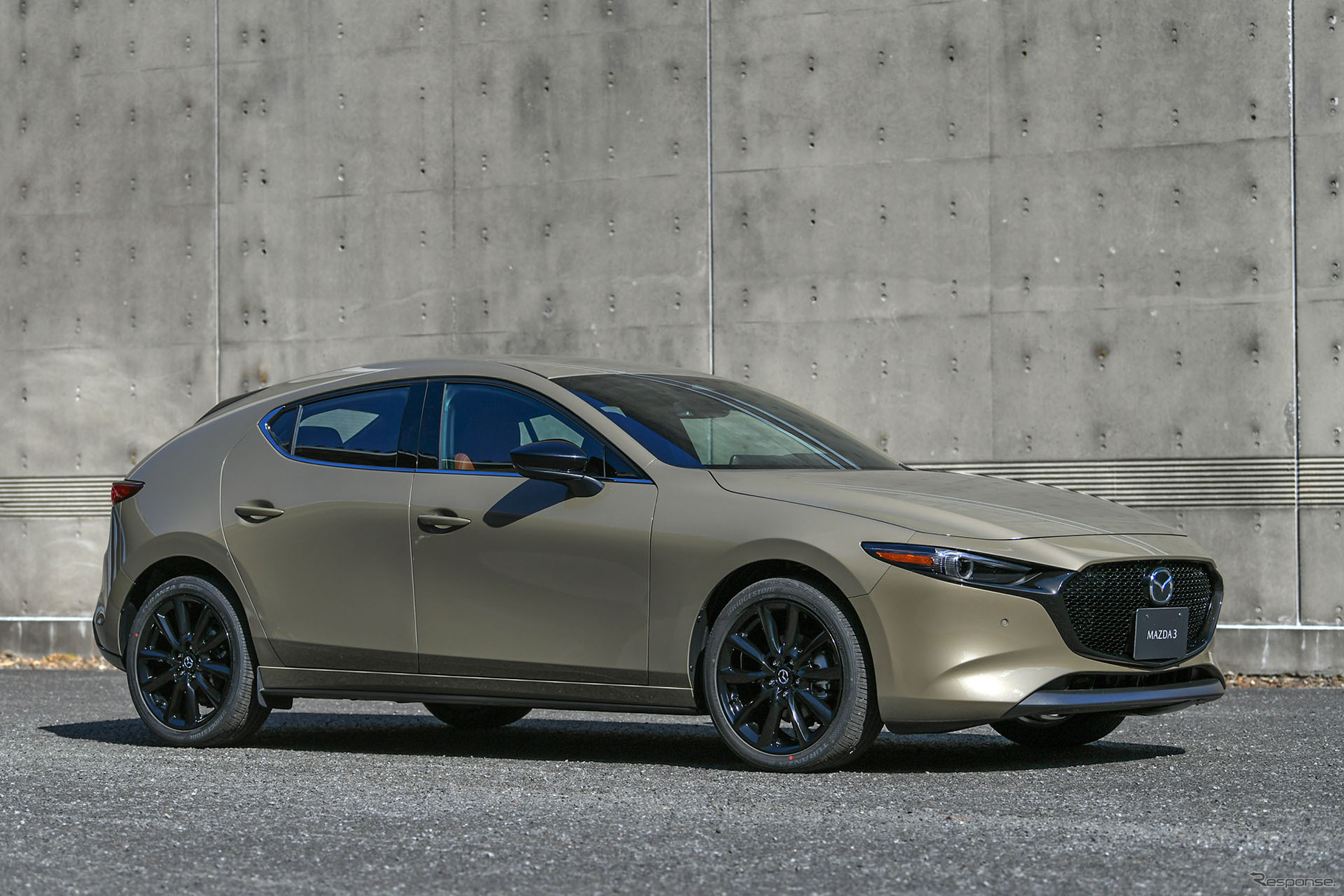 CX-30  ベース車のBlack Tone Editionに対して、グリルのシグネチャーウイングをシルバーメッキからブラックメッキに変更し、ホイールはブラックメタリック塗装からグロスブラック塗装に変更