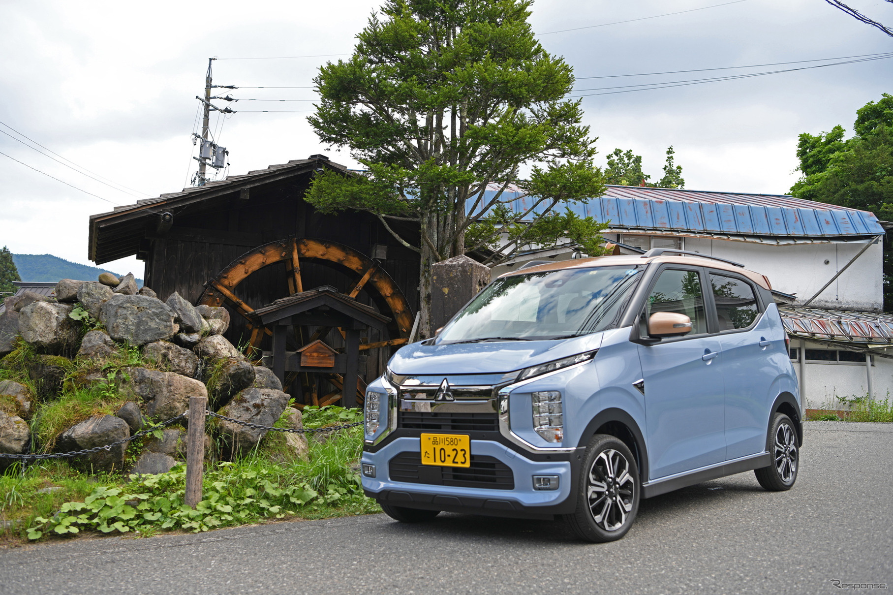 三菱『eKクロスEV』で往復500km：白馬村内にはいろいろと絵になる場所が多数。こちらではスマホで撮影していた女性２名もいた