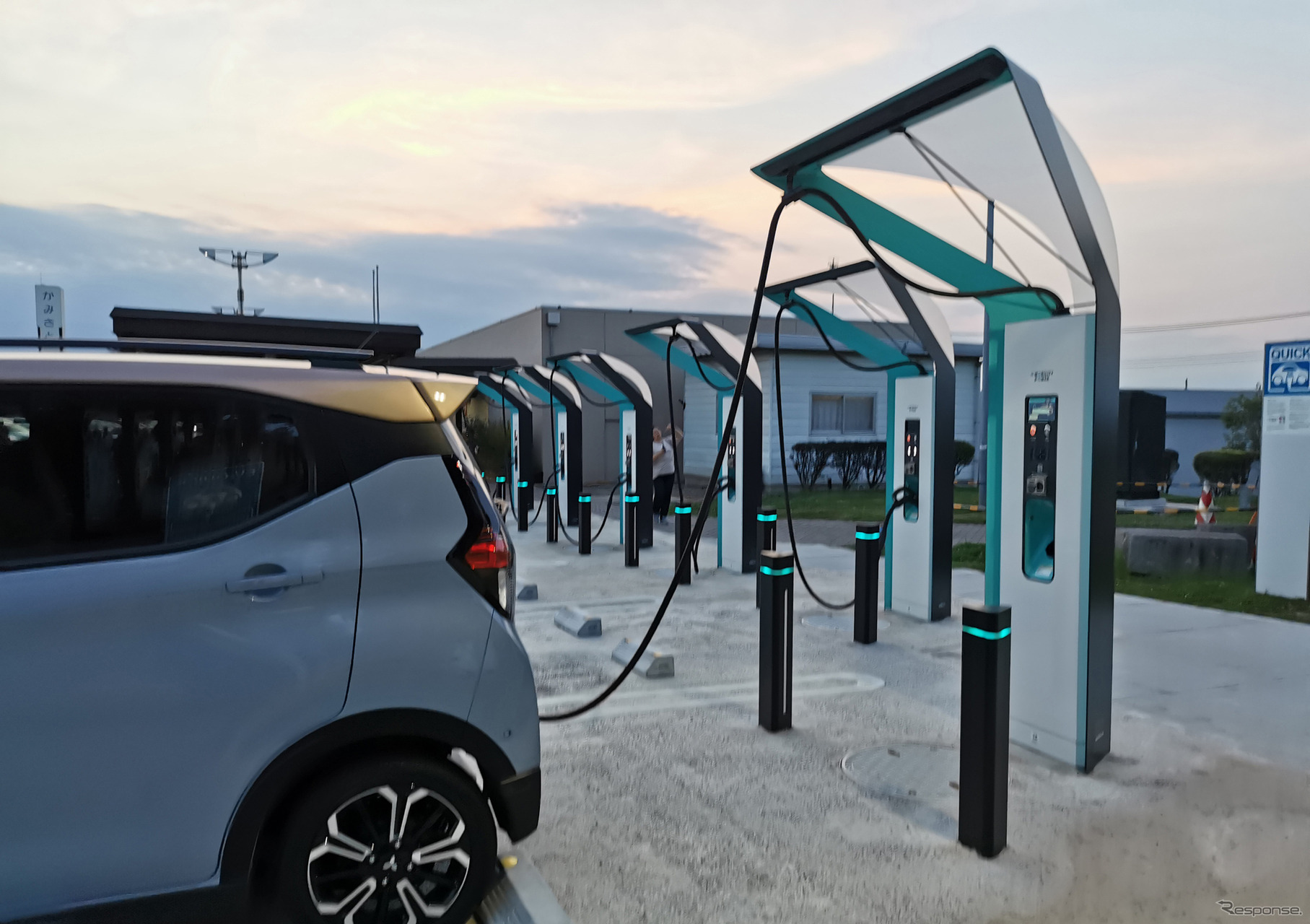 三菱『eKクロスEV』で往復500km：上里SAの急速充電器はスロットが6つ備えられている最新式のものだった