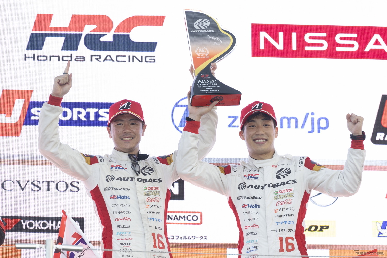 優勝した#16 ARTA MUGEN NSX-GTの大津弘樹（左）と福住仁嶺（右）