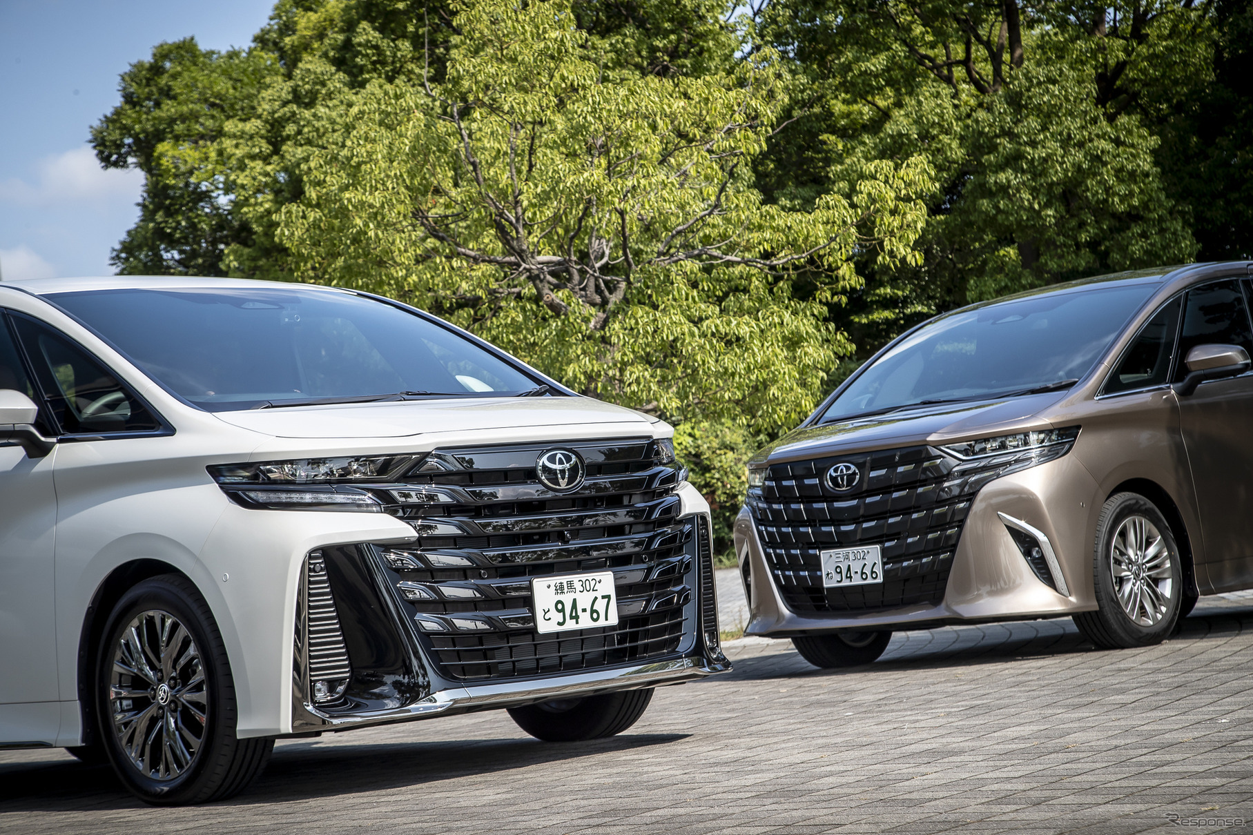 トヨタ ヴェルファイア Zプレミア（左）とアルファード Z（右）