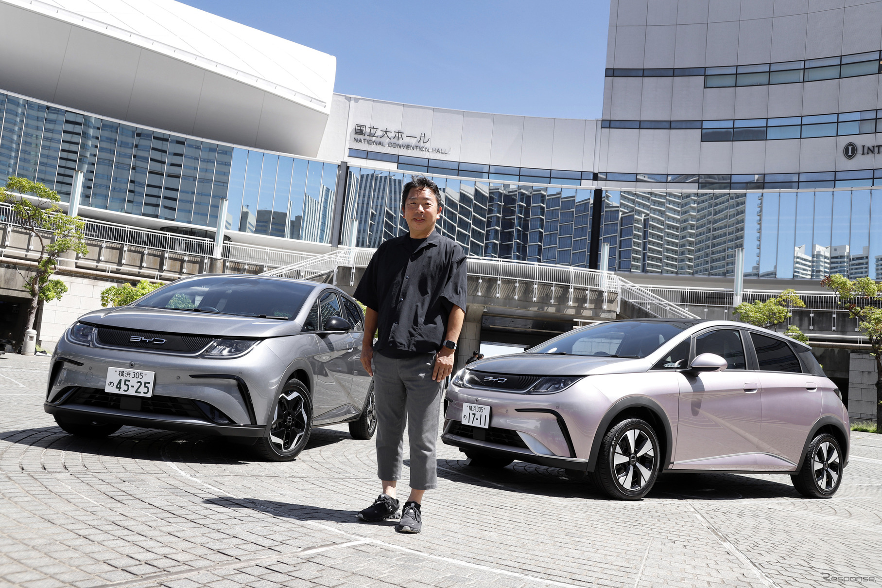 石井昌道氏とBYD ドルフィン（左）、ドルフィン ロングレンジ（右）