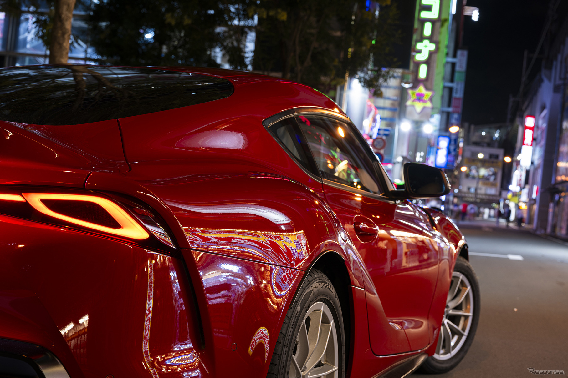 夜の街中では一際目立つほどの艶感となる