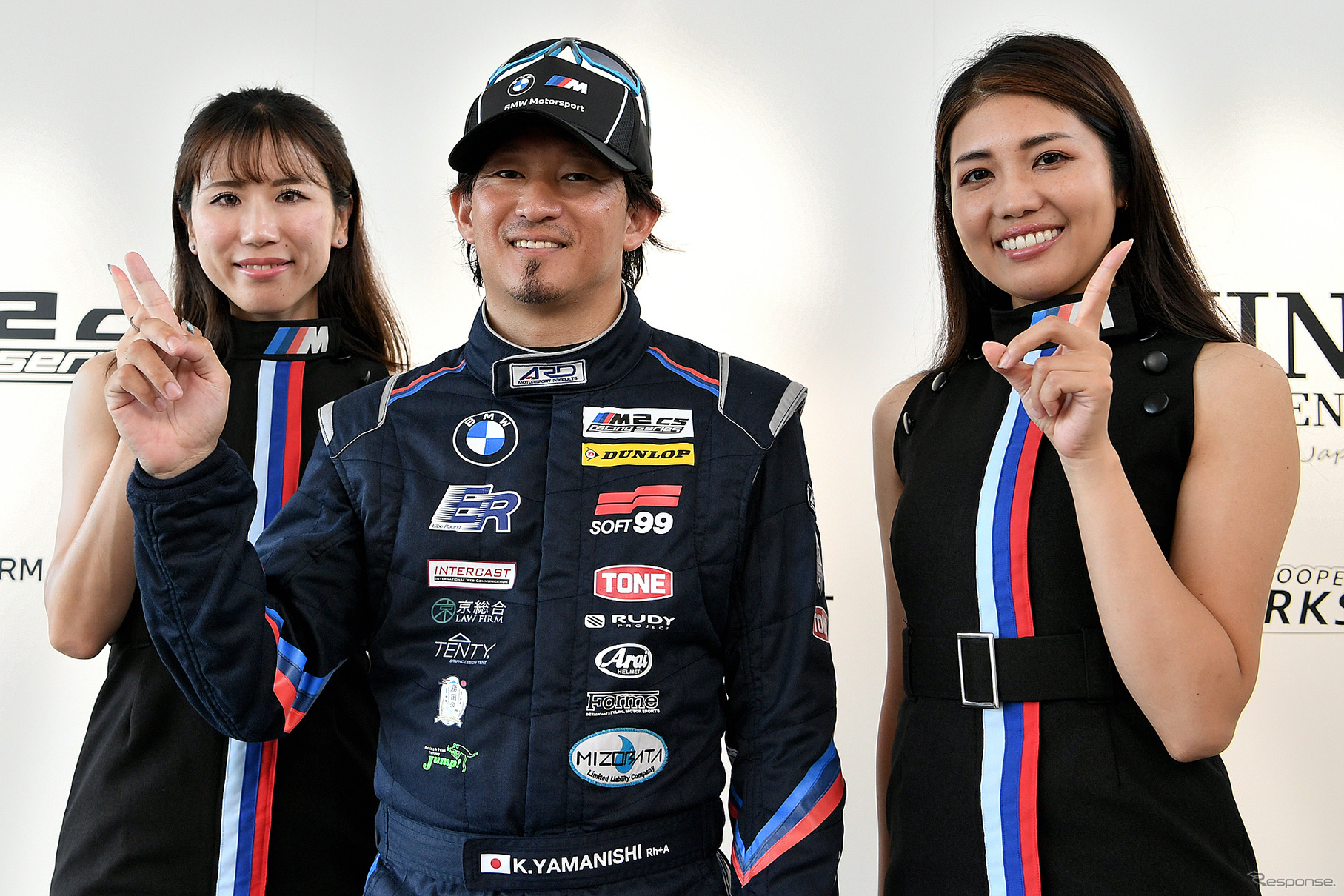 山西康司監督兼ドライバー（中央）