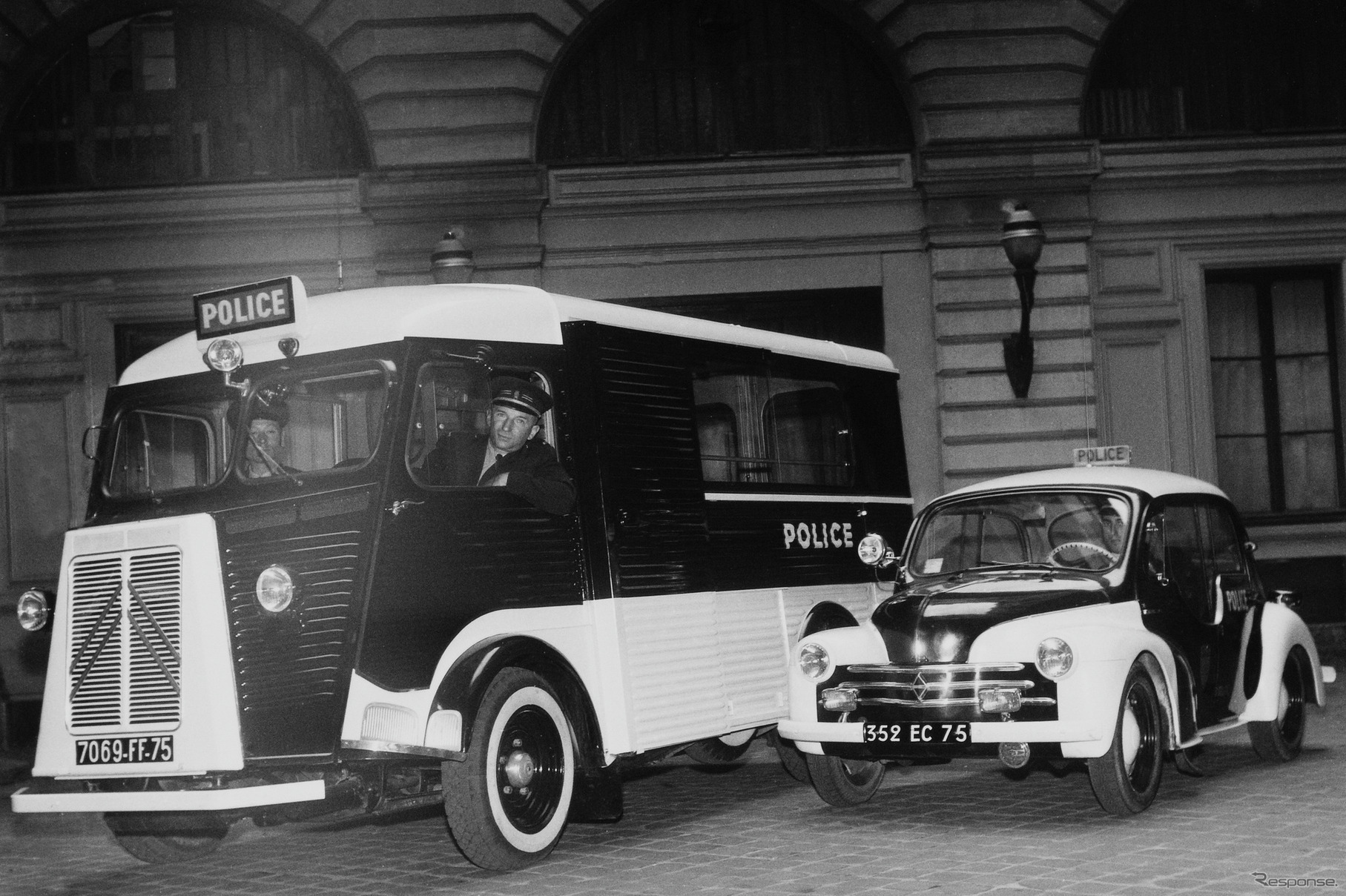 警察仕様のタイプH（向かって左、1954年）
