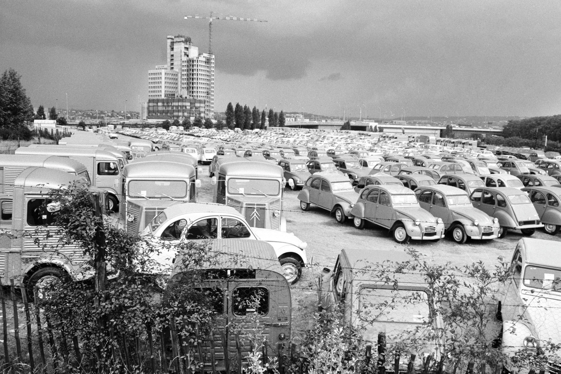 パリ、ジャベル工場（現存せず）に並ぶタイプH（向かって左がわ）と2CV（1974年）