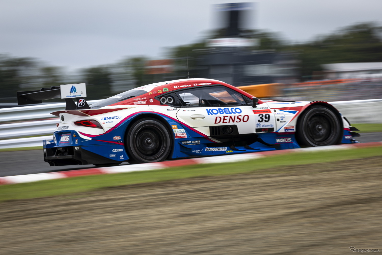 3位の#39 DENSO KOBELCO SARD GR Supra（関口雄飛／中山雄一）