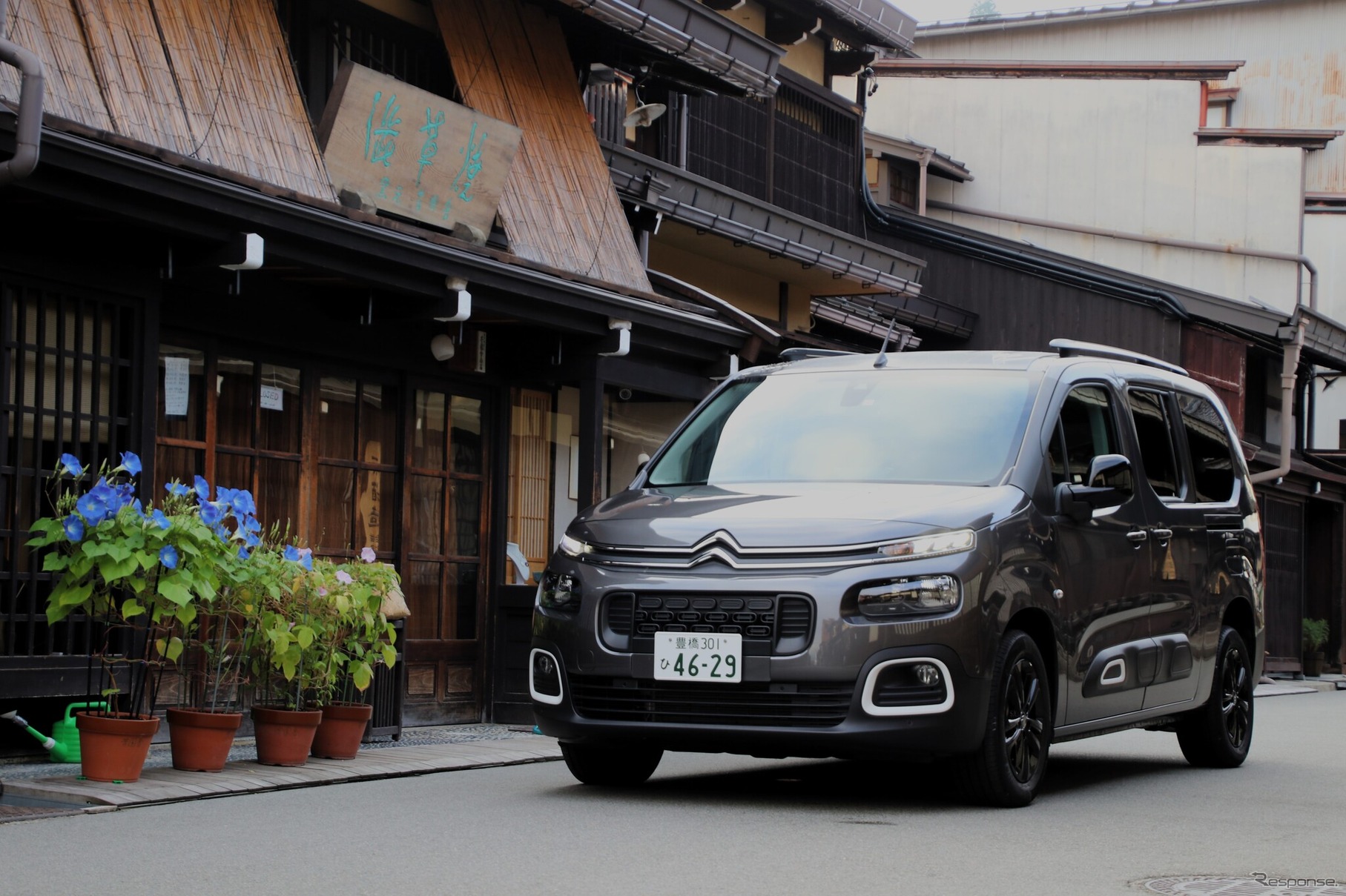 シトロエン ベルランゴロングと高山の古い街並み