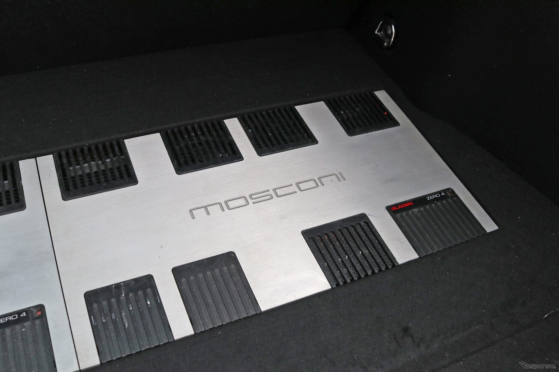 パワーアンプはモスコニのZERO4を2台用いる。シルバーヘアライン仕上げのボディは存在感満点でラゲッジを彩っている。