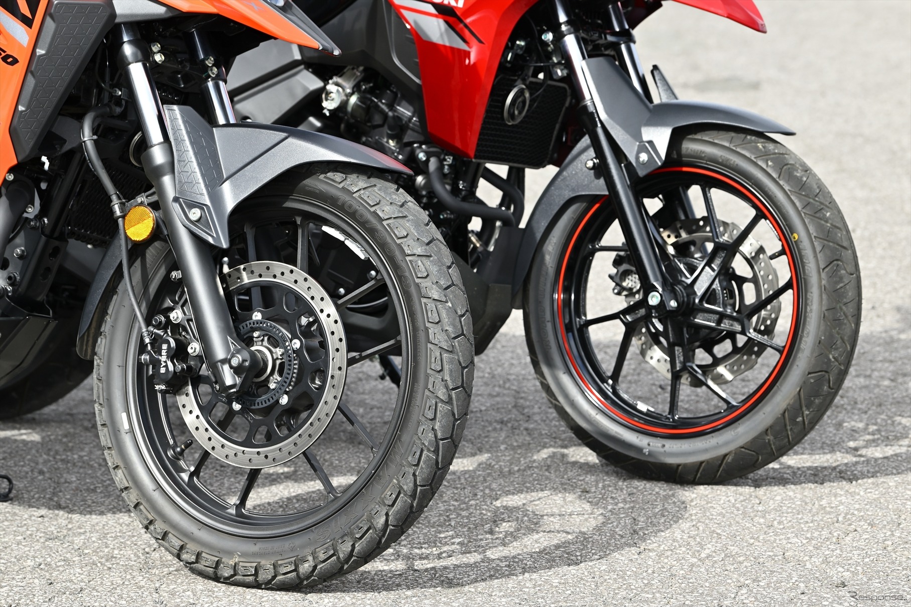手前がVストローム250SXの19インチホイール、奥がVストローム250の17インチホイール
