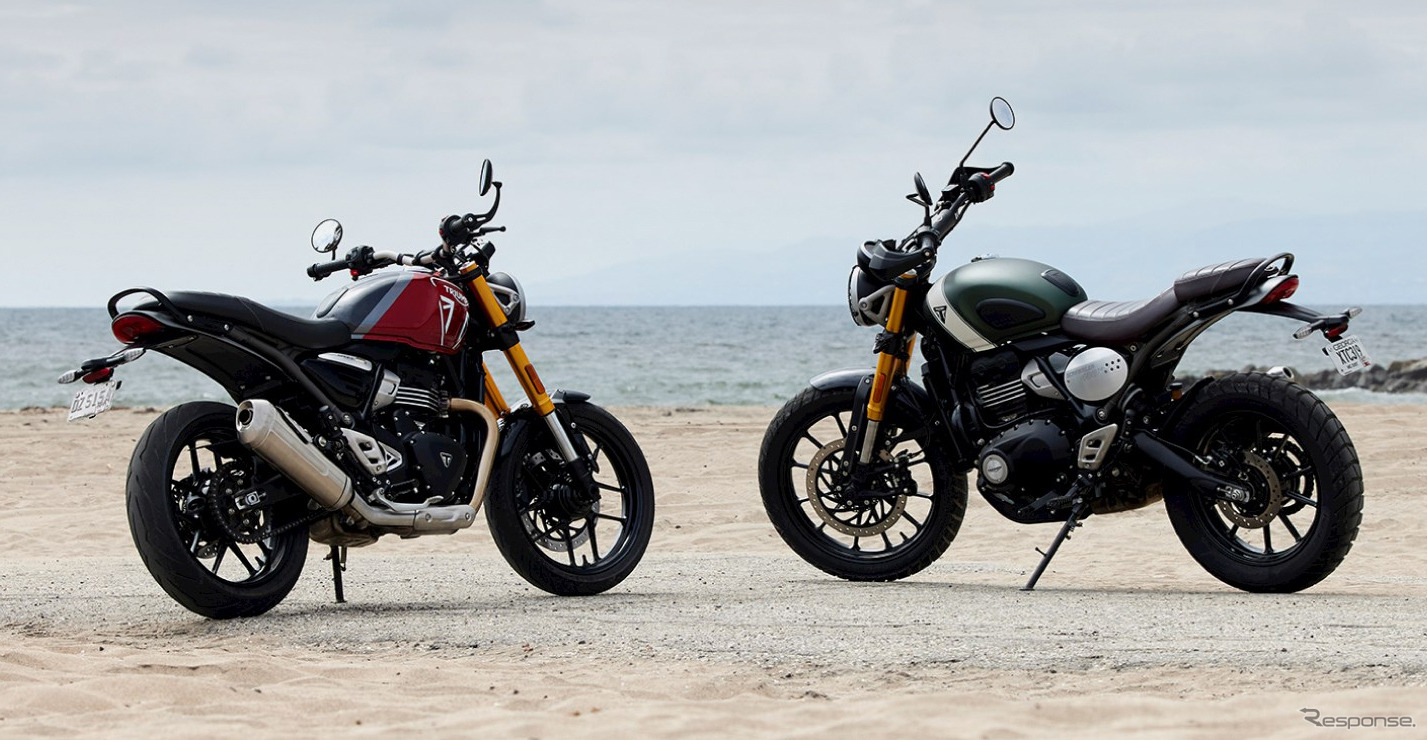 トライアンフ・スピード400（左）とスクランブラー400（右）