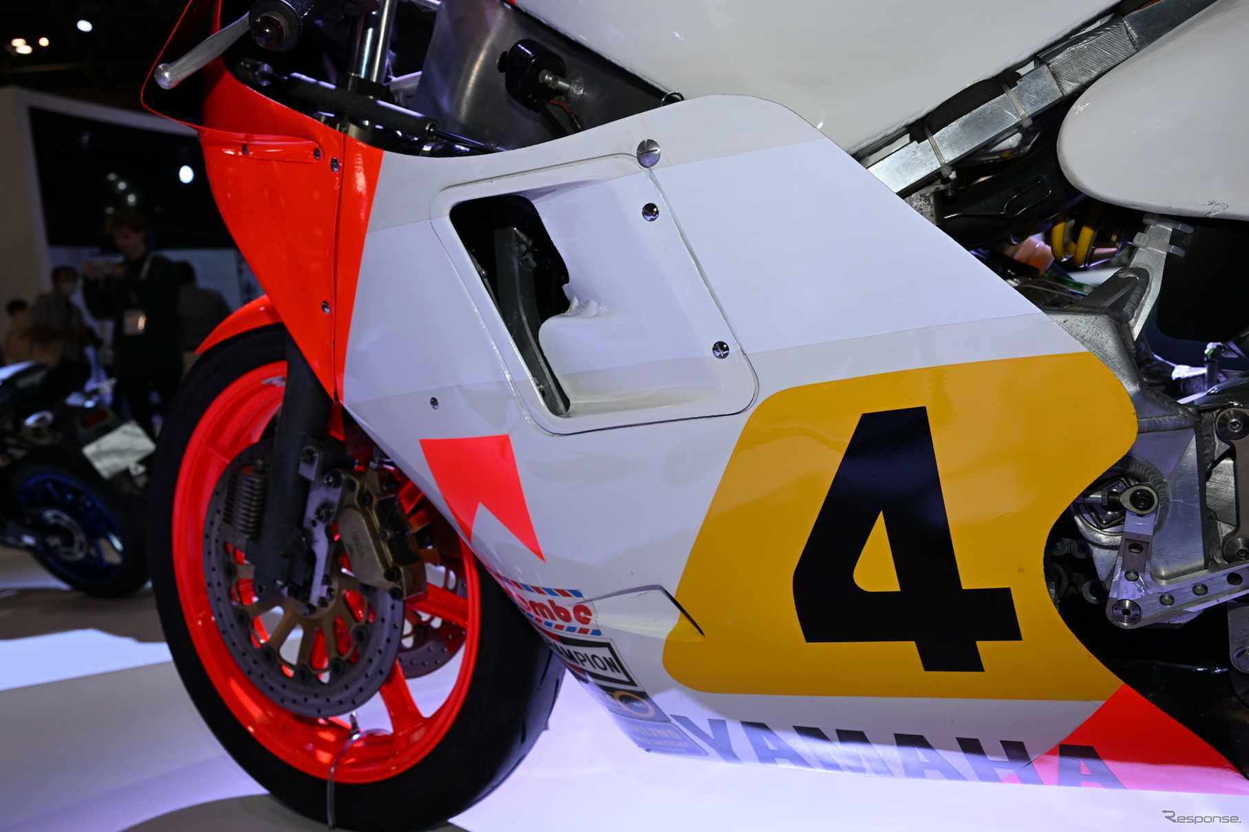 ヤマハ XSR900GP と並んで展示された往年のGPマシン（ジャパンモビリティショー 2023）
