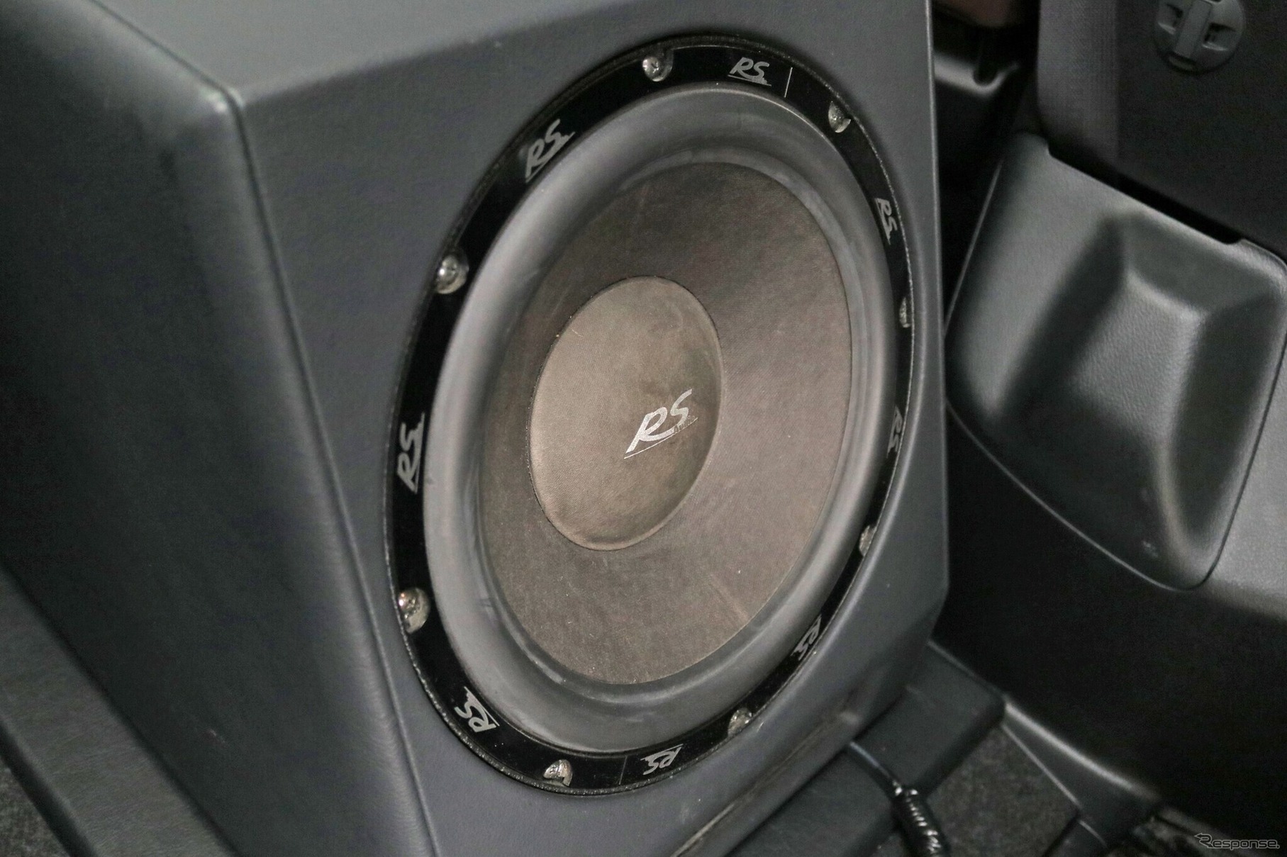 ユニットにはRSオーディオのRS A12DVCを用いる。深みのある低音とフロントスピーカーに合致するスピード感を両立している。