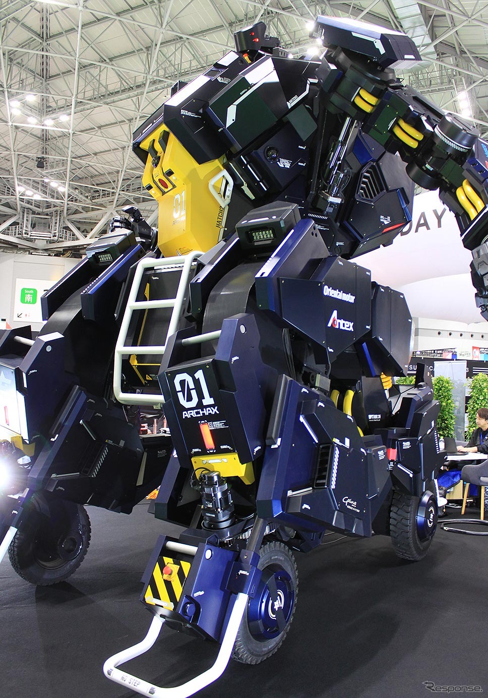 ツバメインダストリ搭乗型ロボット「アーカックス」（ジャパンモビリティショー2023）