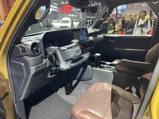 新型ランドクルーザー250を手だけで運転できる「ネオステア」に感じた運転操作の未来。ジャパンモビリティショー参考出展