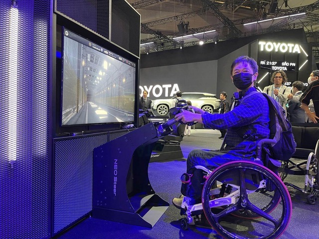 新型ランドクルーザー250を手だけで運転できる「ネオステア」に感じた運転操作の未来。ジャパンモビリティショー参考出展