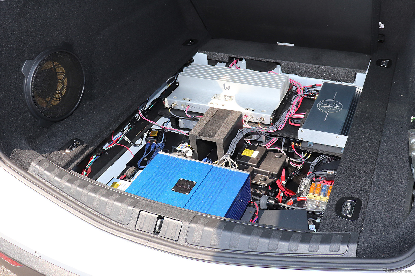 プレーヤー機能も持つ「ハイエンドプロセッサー」が搭載されたオーディオカーの一例（製作ショップ：サウンドワークス＜千葉県＞）。