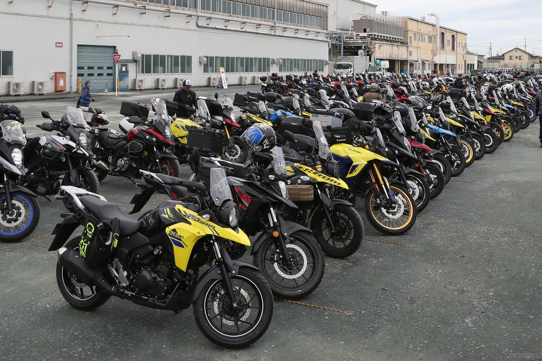 駐輪スペースを埋め尽くすバイクたち