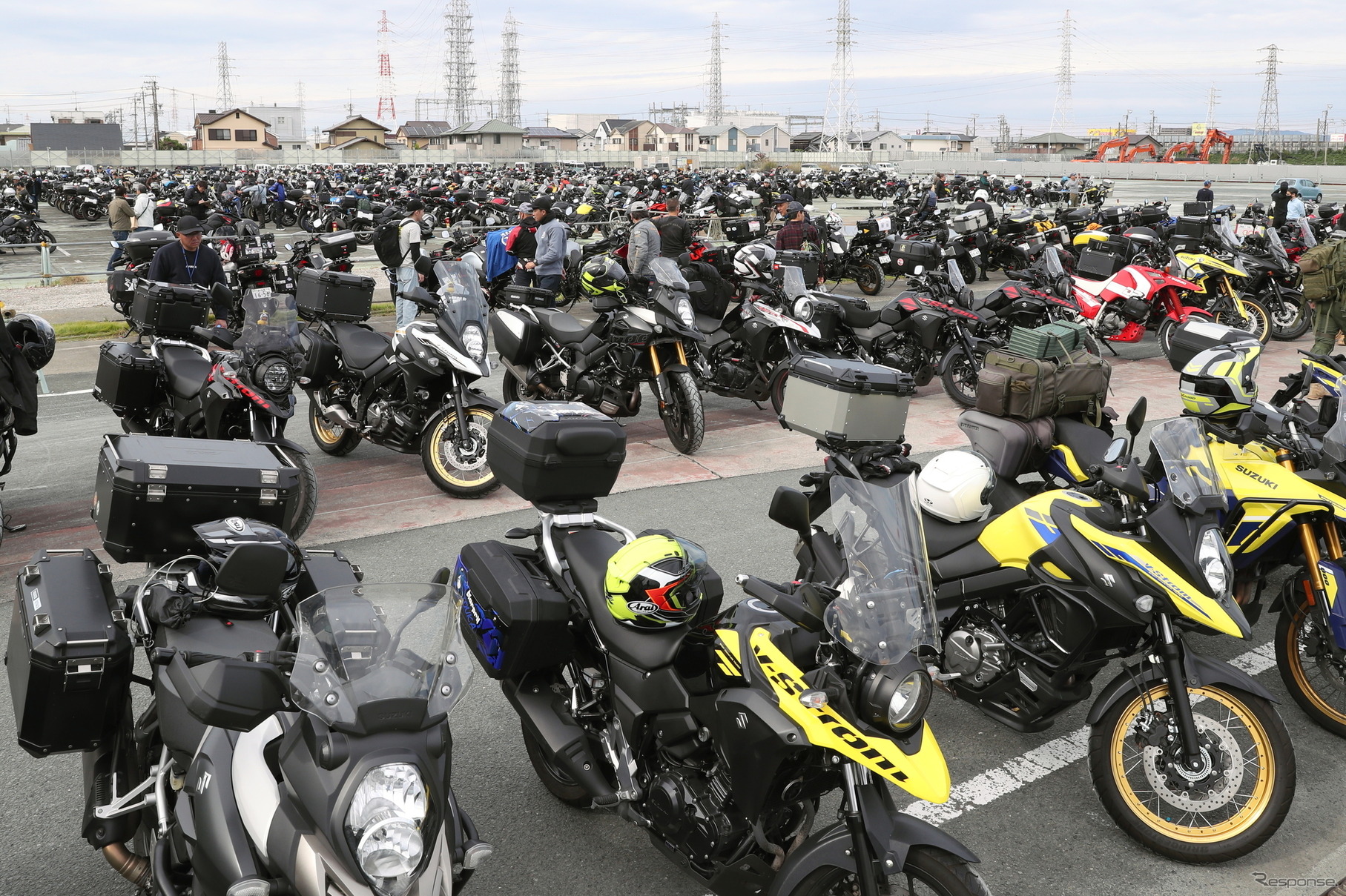 駐輪スペースを埋め尽くすバイクたち