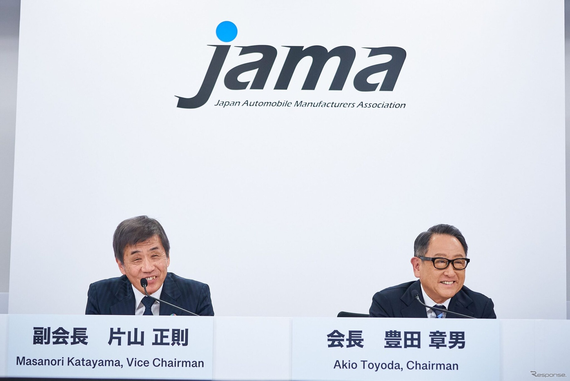 いすゞ自動車の片山正則会長（向かって左）とトヨタ自動車の豊田章男会長（11月22日、自工会記者会見）