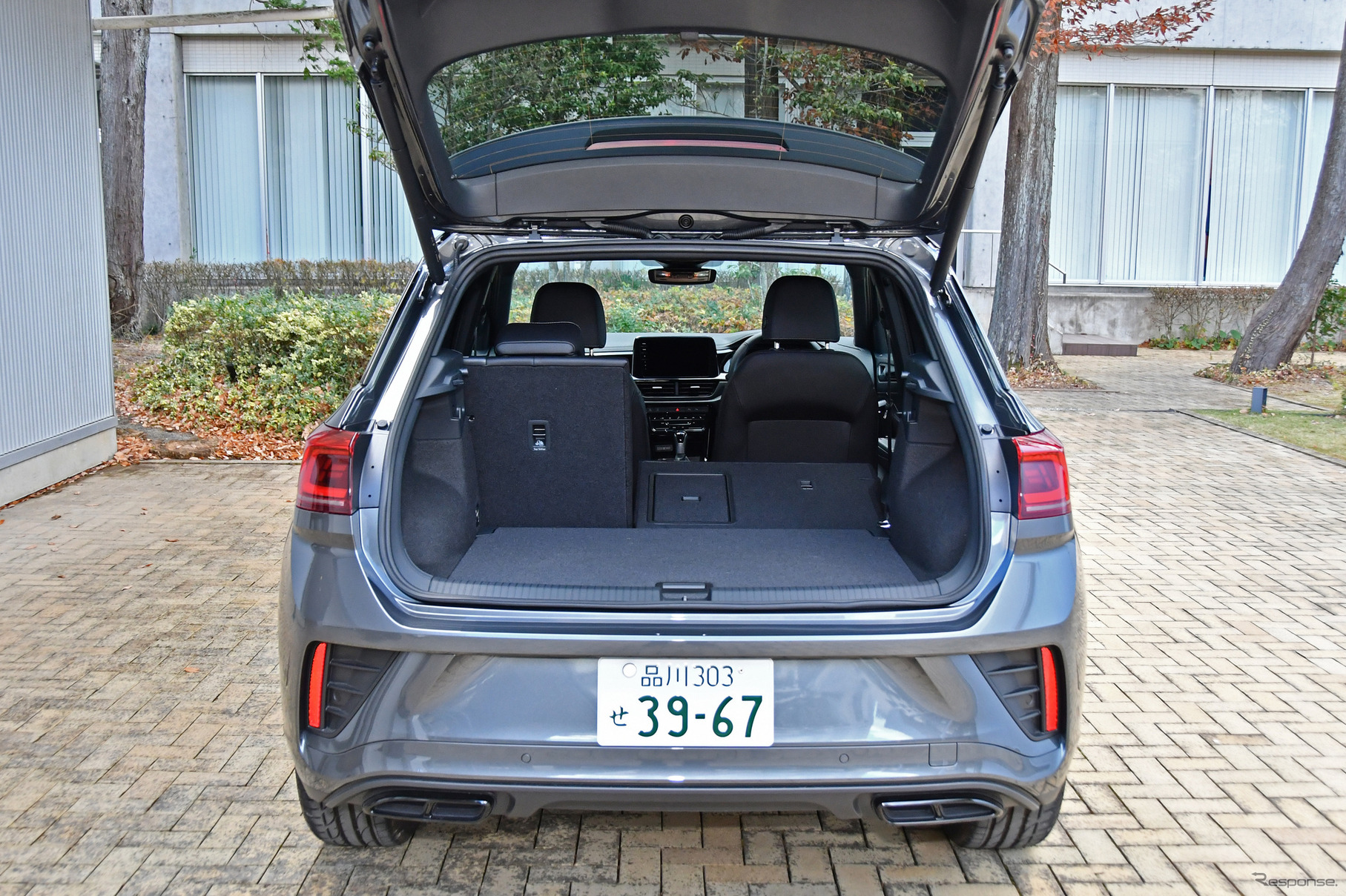 VW T-Rocブラックスタイルのラゲッジスペース。最小で445リットル、最大で1290リットルを確保