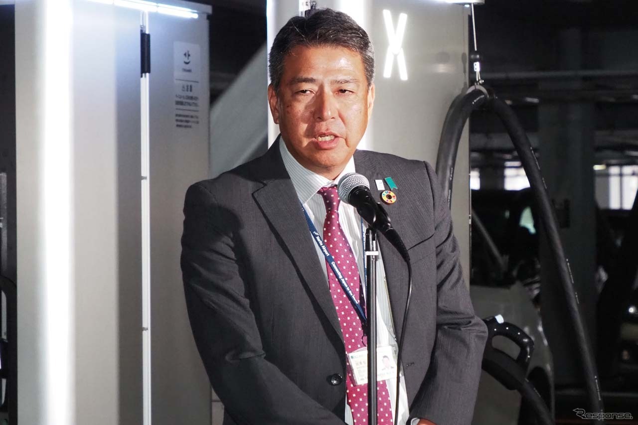 超高速充電器の設置について挨拶する成田空港の常務取締役 岩澤 弘氏
