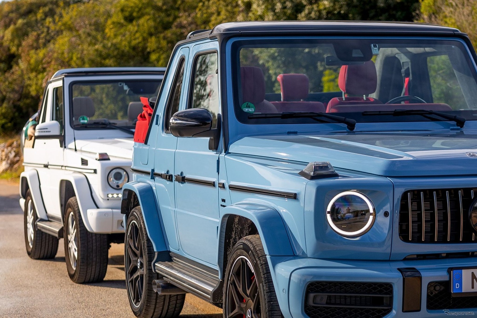 メルセデスAMG G63 ベースのカブリオレ （右）と先代メルセデスベンツ Gクラス・カブリオレ