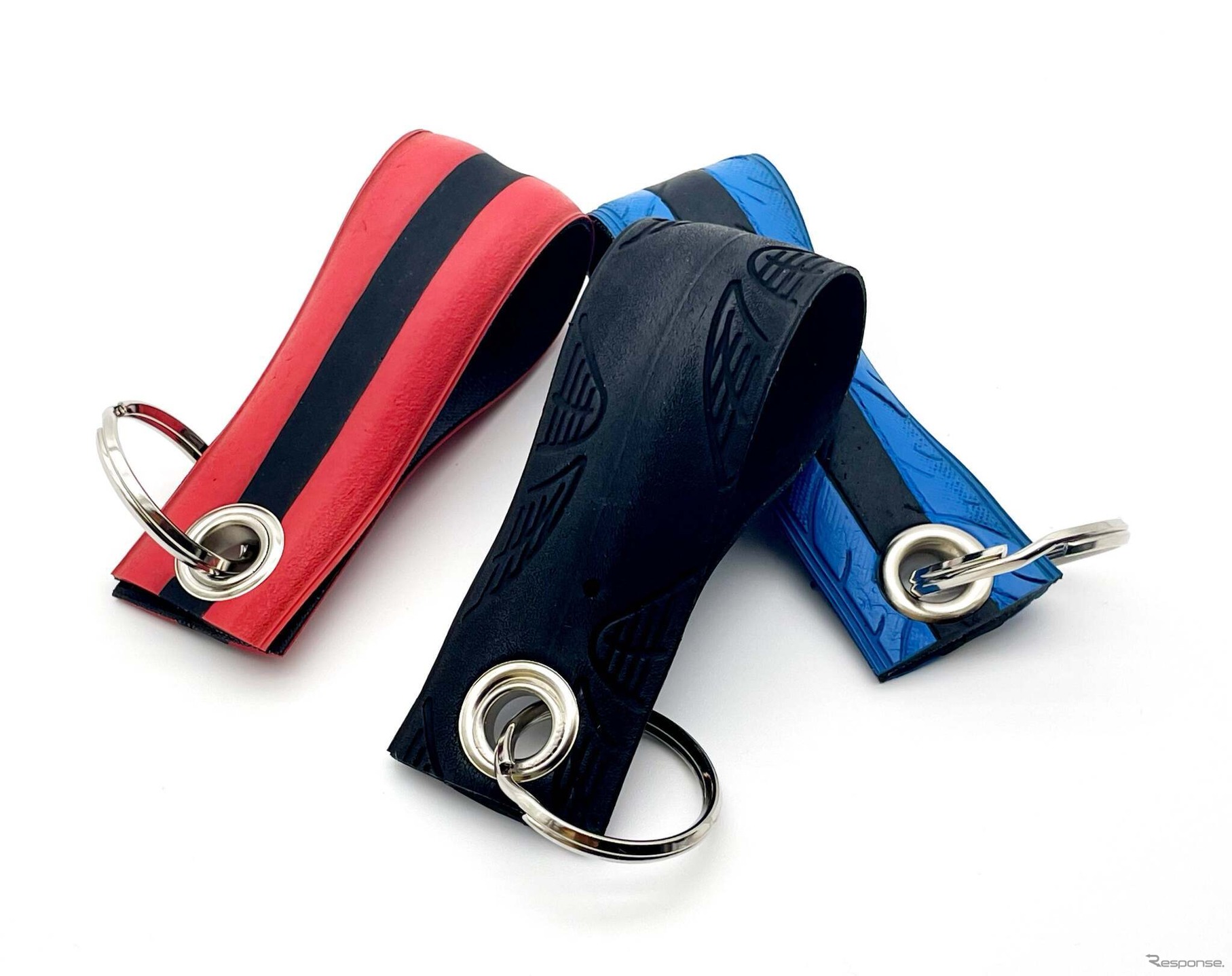 イタリアのハンドメイド工房Mnmurが自転車タイヤを再利用して制作するキーホルダ