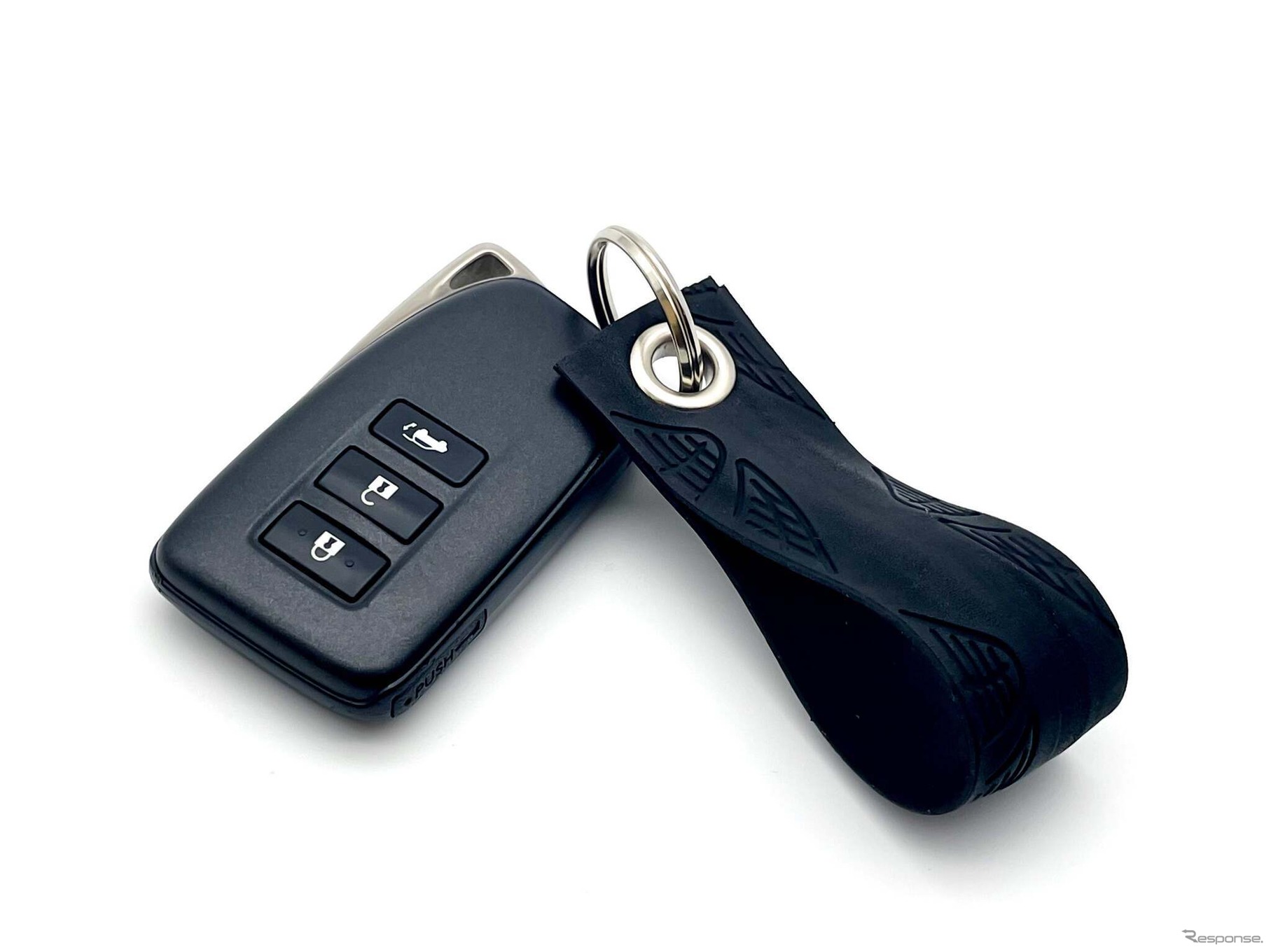 イタリアのハンドメイド工房Mnmurが自転車タイヤを再利用して制作するキーホルダ