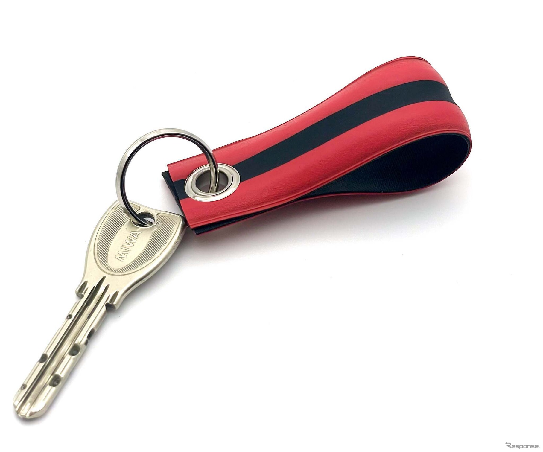 イタリアのハンドメイド工房Mnmurが自転車タイヤを再利用して制作するキーホルダ