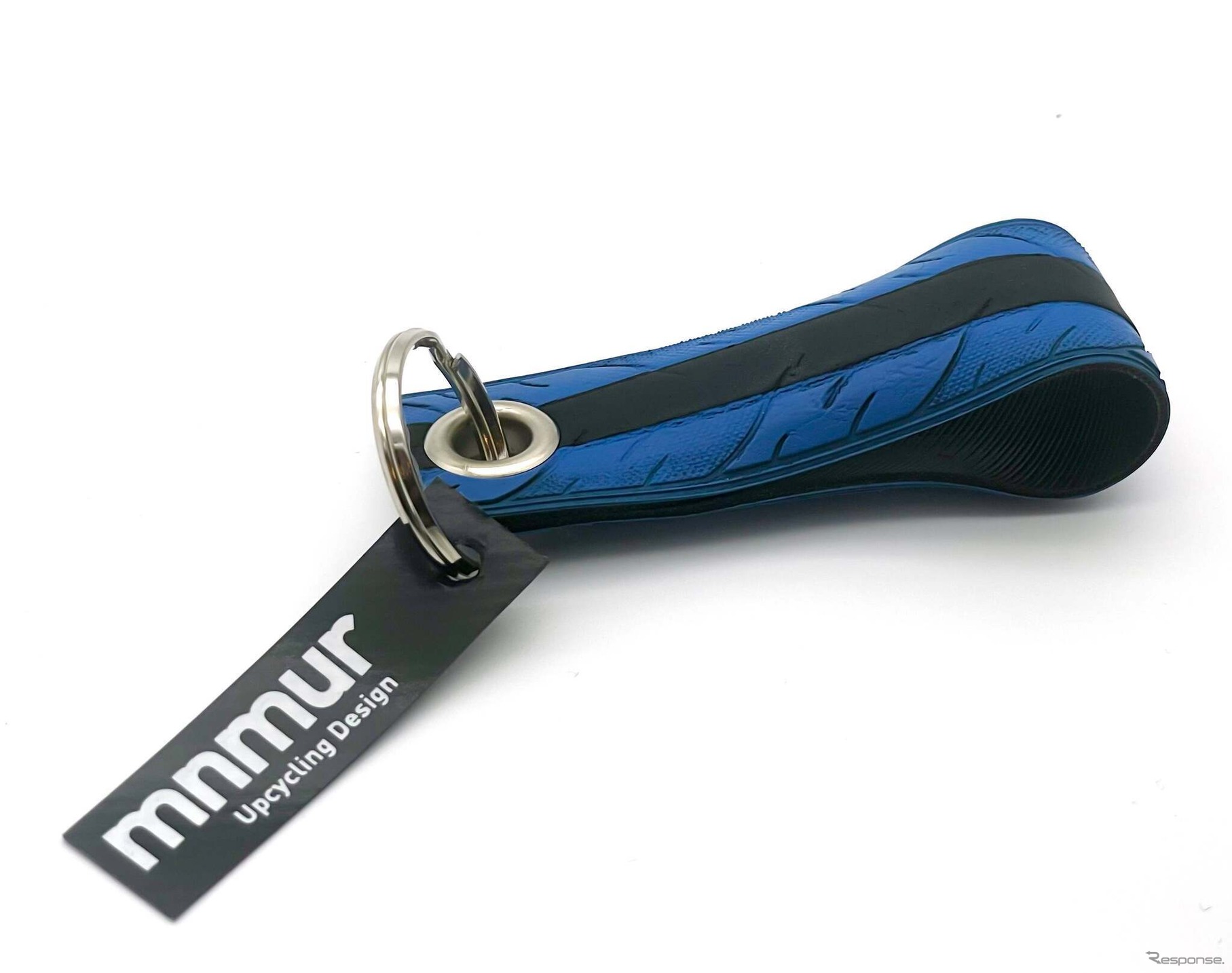 イタリアのハンドメイド工房Mnmurが自転車タイヤを再利用して制作するキーホルダ