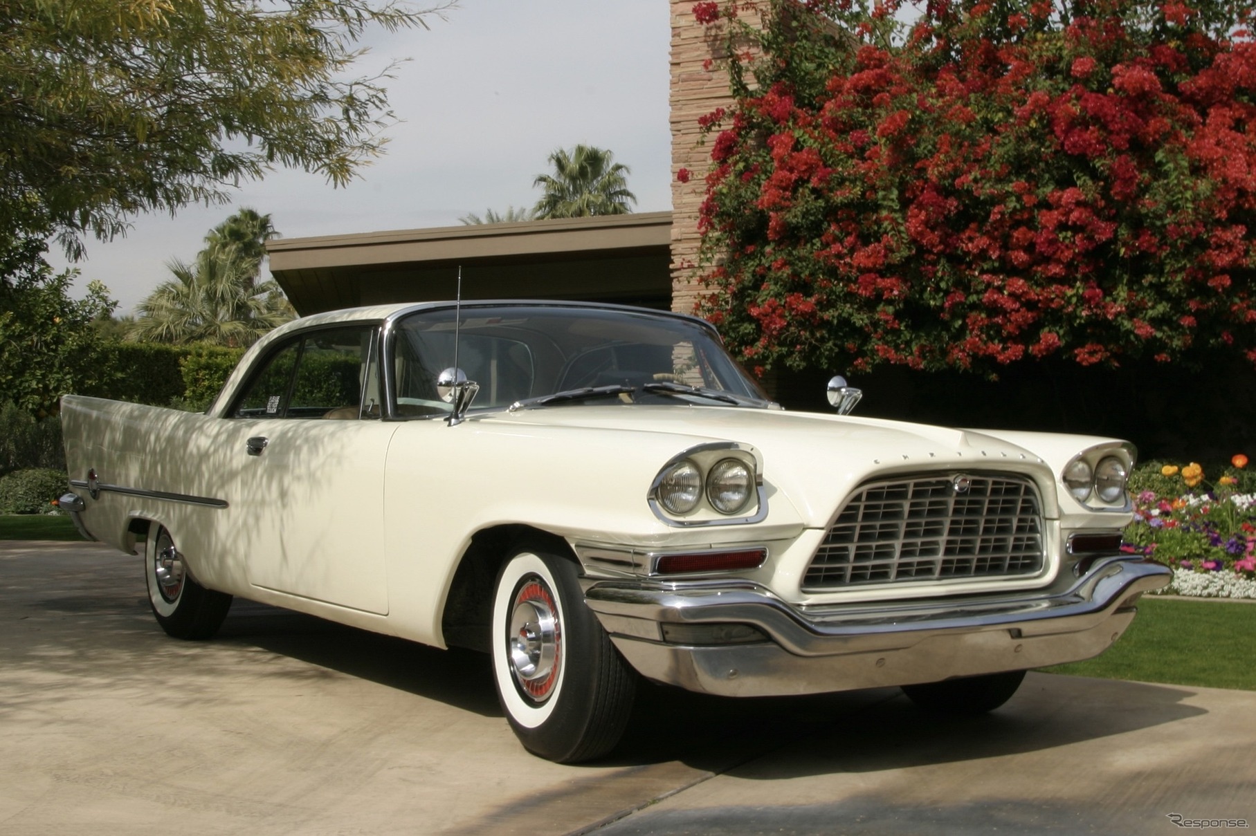 1958 Chrysler 300D。ボンネビルで1958に156.387マイル/h＝251.7km/hの速度記録を達成した