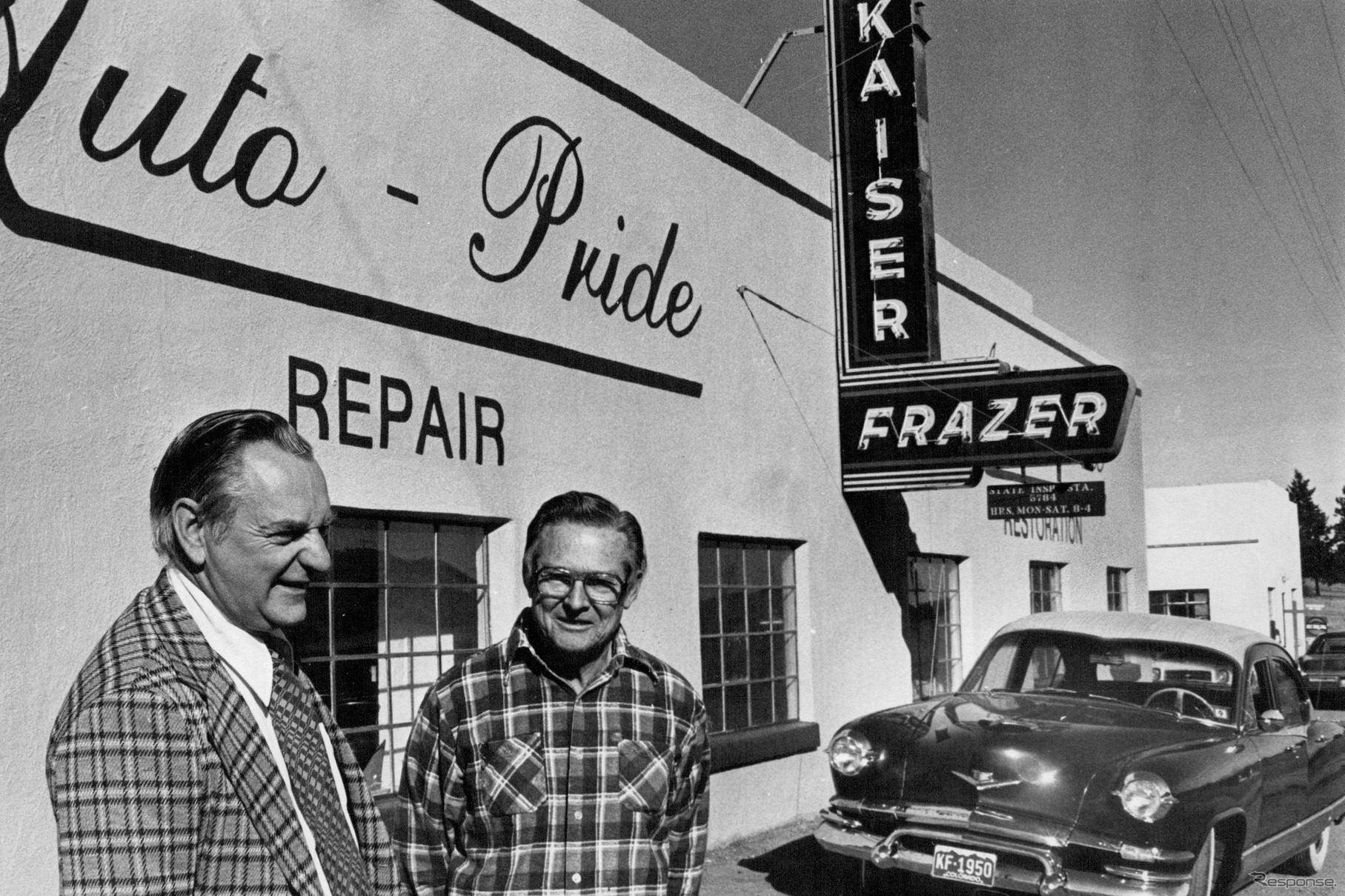奥の車が1953年型カイザー・ドラゴン。写真は80年代のレストア、復刻プロジェクト