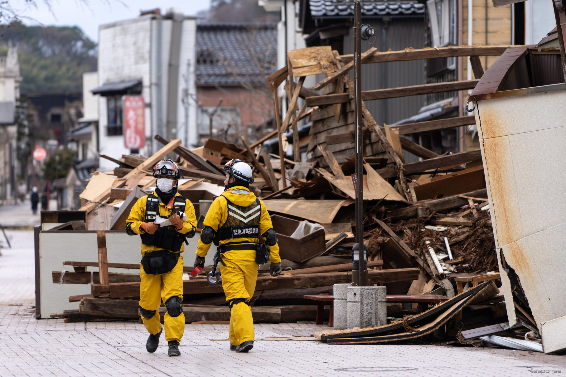 能登半島地震：行方不明者を捜索する消防士（1月5日、輪島市）