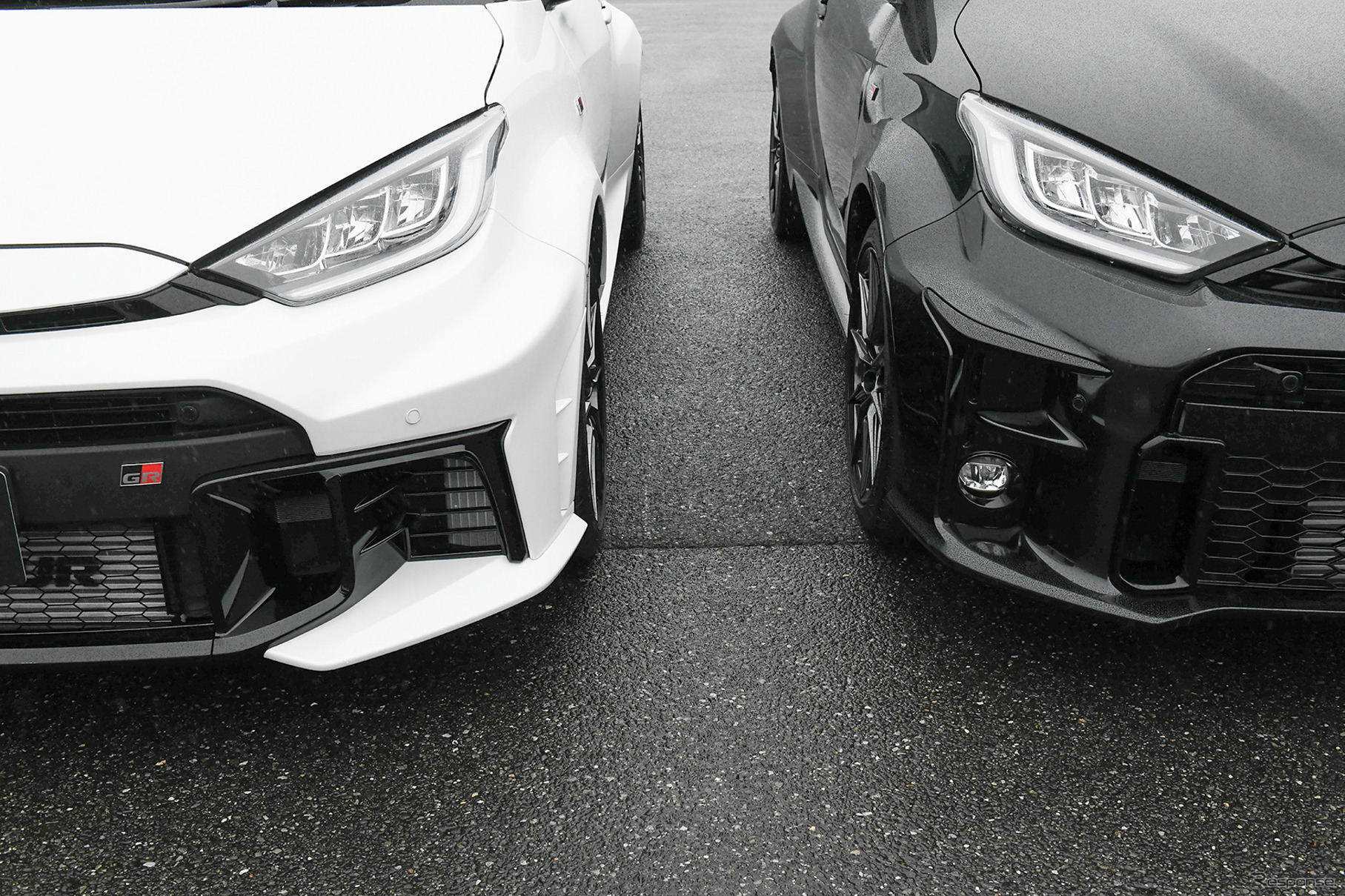 進化型GRヤリス（左）と従来モデル（右）