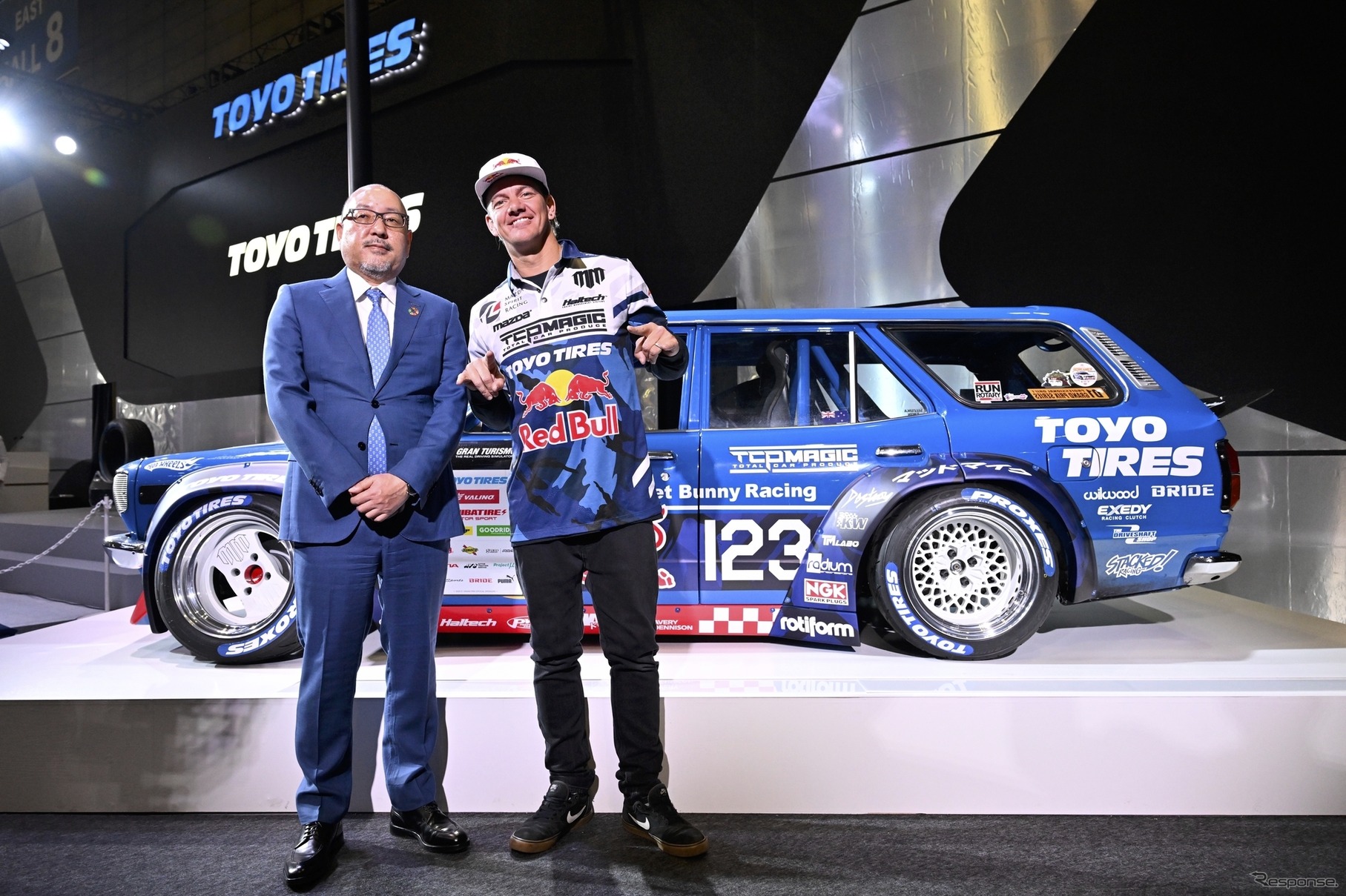 TOYO TIRE 清水社長(左)/ マッド・マイク選手(右)