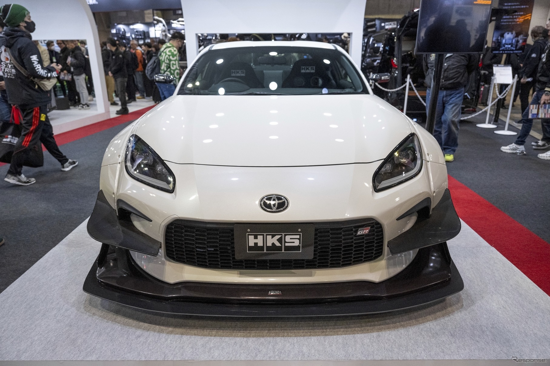 あのHKSがハイエースをPHEVにしちゃった！カーボンニュートラルもチューニングも本気のHKS…東京オートサロン2024