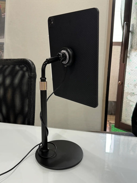 電動ポンプでスマホを真空吸着する車載スタンドAirput発売。耐荷重最大8kg、15WのQi充電にも対応
