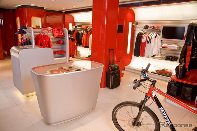フェラーリストア、英国第1号店がオープン