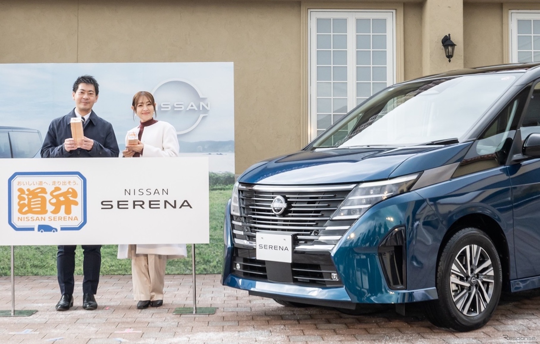 大沢あかねさんをスペシャル店長として迎えた「道弁 NISSAN SERENA」販売会の様子