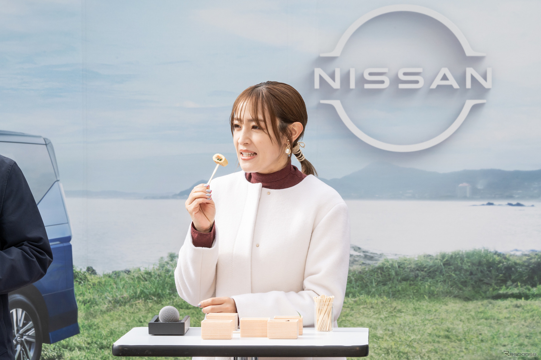 大沢あかねさんをスペシャル店長として迎えた「道弁 NISSAN SERENA」販売会の様子