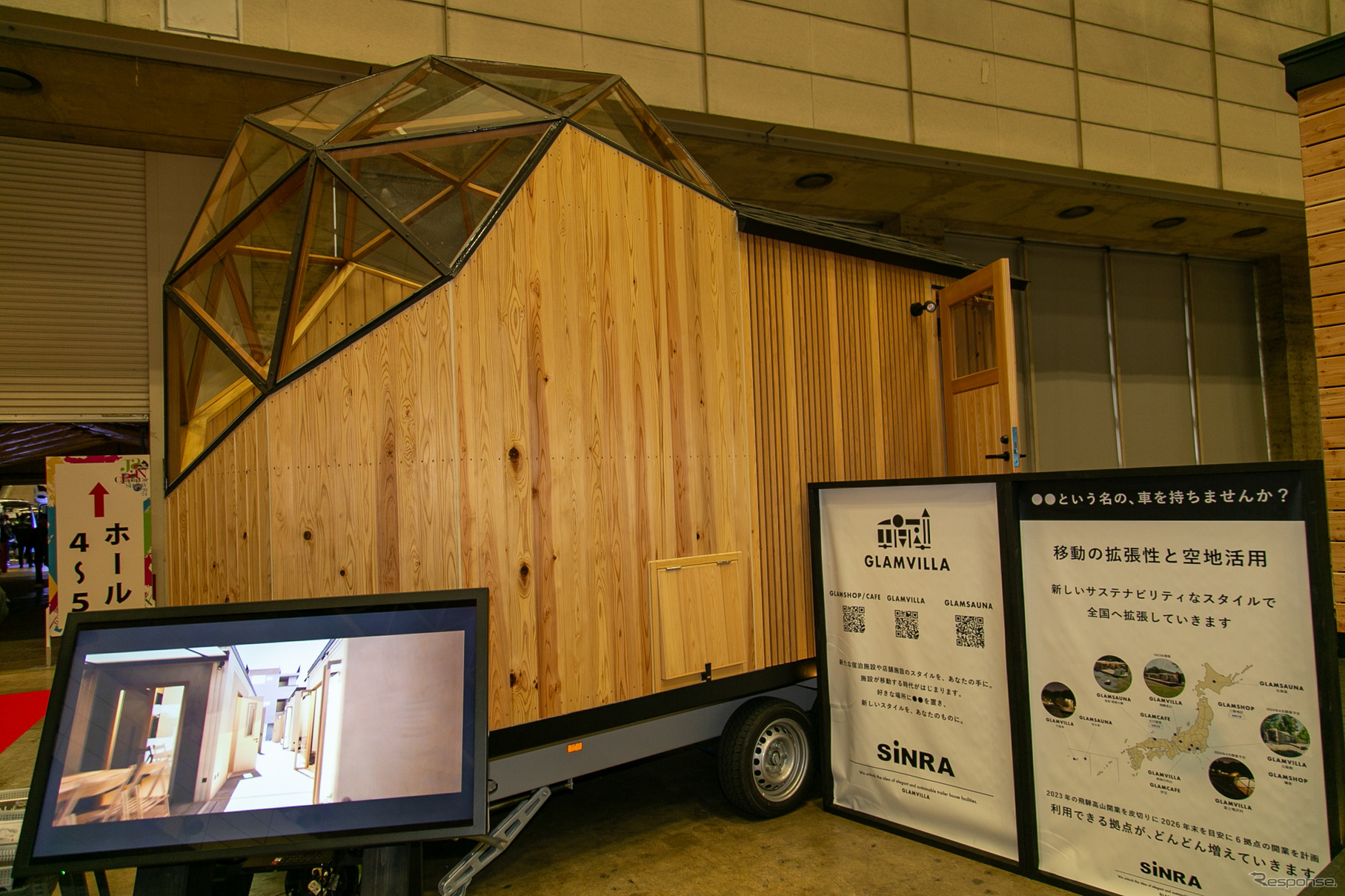 大きなドーム型の窓と木造の車体が目を引くドームサウナ…ジャパンキャンピングカーショー2024