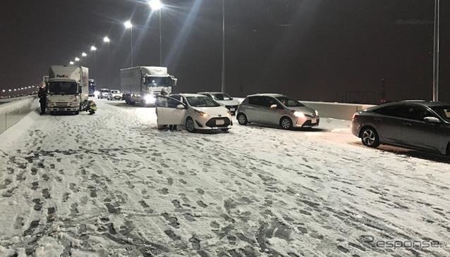 2022年1月6日の大雪：車両の滞留（首都高速中央環状線）