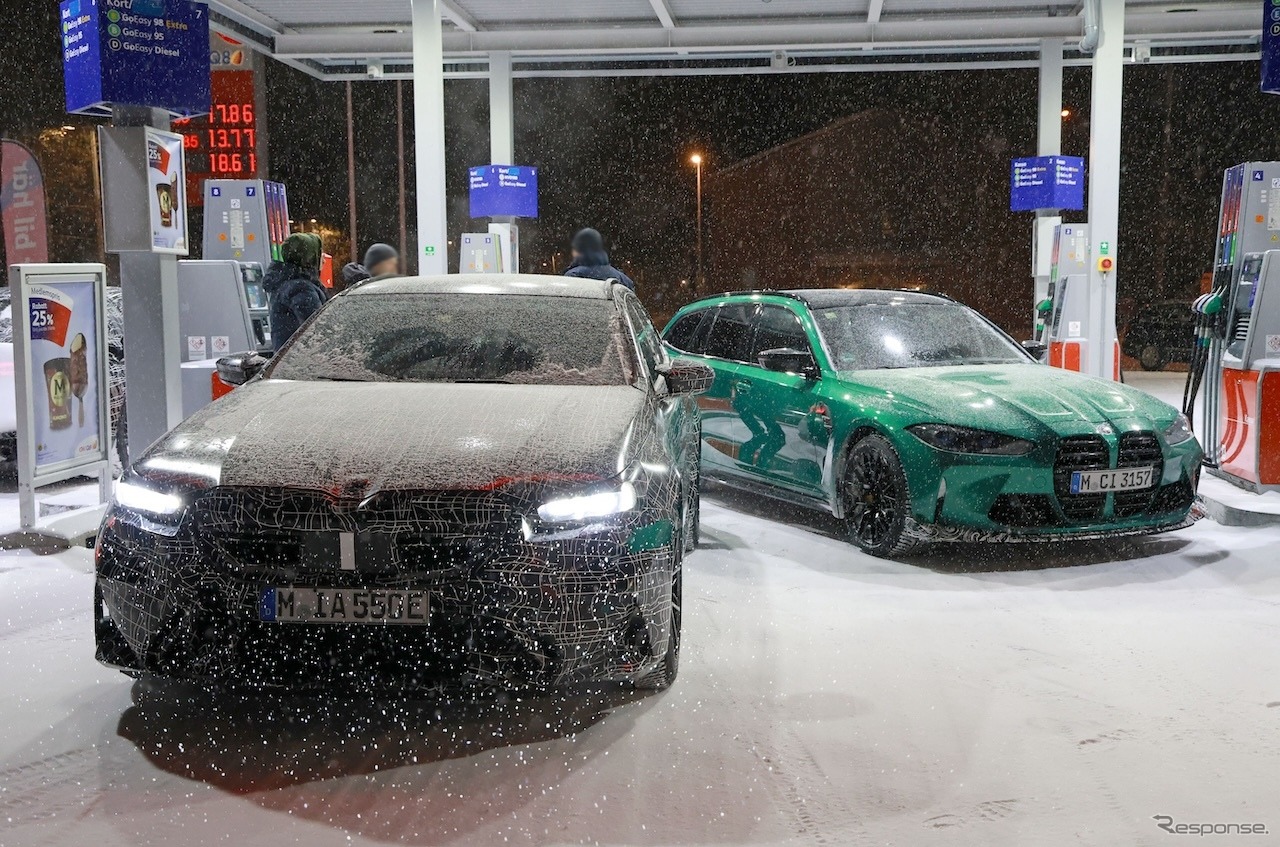 BMW M5ツーリング 新型プロトタイプ（左）とM3 CS ツーリング プロトタイプ（右）