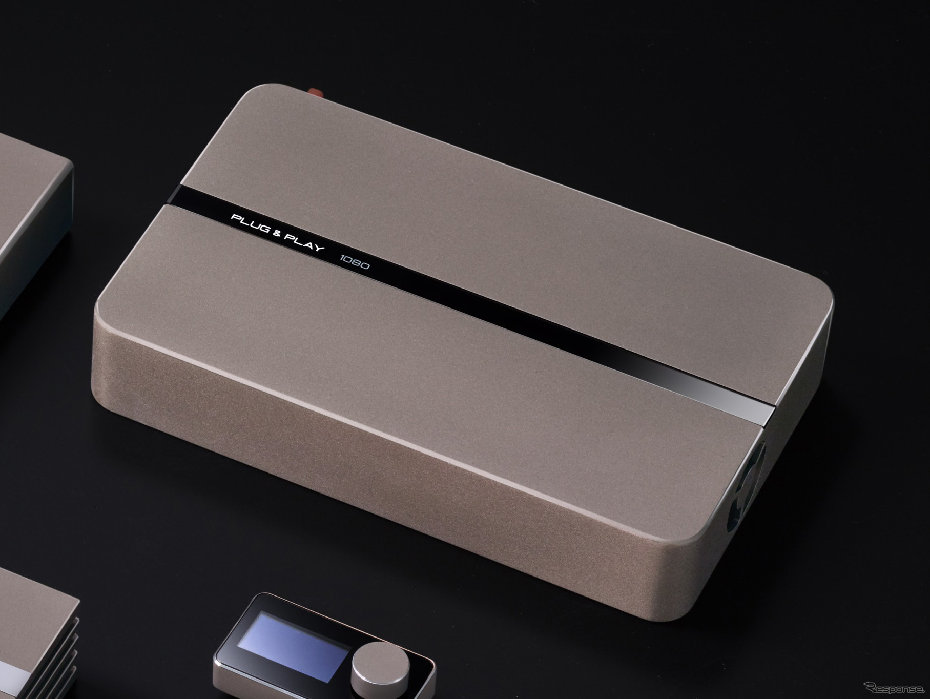「パワーアンプ内蔵DSP」の一例（PLUG&PLAY・PLUG&PLAY 1080）。