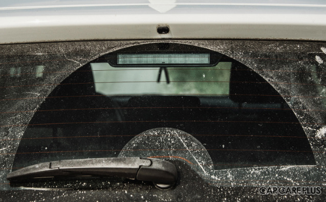 自分の使用意図にも関わらず、リアガラスに拭き取り跡があれば、自動で作動するクルマの可能性が高い。カタログや説明書などを確認しよう