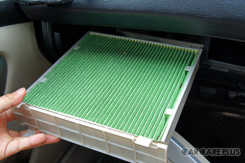 助手席のグローブボックス奥に装着されていることが多いフィルター